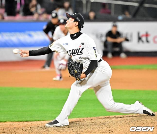 KT 위즈 고영표가 28일 수원 키움전에서 역투하고 있다.