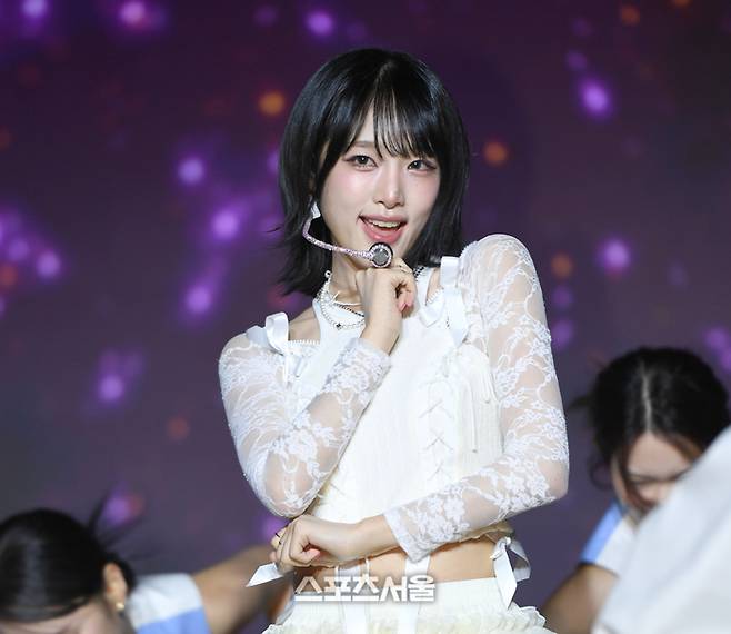 가수 최예나(YENA)가 30일 서울 강남구 일지아트홀에서 열린 세 번째 싱글 앨범 ‘네모네모’ 미디어 쇼케이스에서 공연을 하고 있다. 사진 | 최승섭기자 thunder@sportsseoul.com