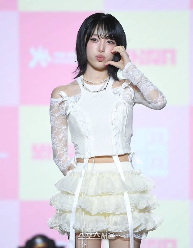 가수 최예나(YENA)가 30일 서울 강남구 일지아트홀에서 열린 세 번째 싱글 앨범 ‘네모네모’ 미디어 쇼케이스에서 포토타임을 갖고 있다. 사진 | 최승섭기자 thunder@sportsseoul.com