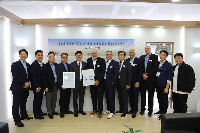 현대로템이 지난 24일 독일 베를린에서 TSI 설계부문 인증서를 받았다. 사진 현대로템