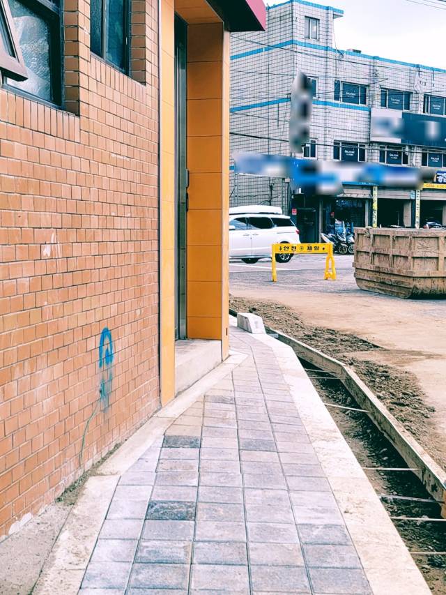 ▲'황당한 보도' 경기 광주시 역동 한 여관 앞에서 95cm 크기의 보도폭이 50cm로 확 줄어 들었다. 턱없이 비좁게 들어선 보도가 여관 현관과 맞 닿아 있어 아이들의 정서에 부적합하다는 지적이 나온다. ⓒ 프레시안(이백상)