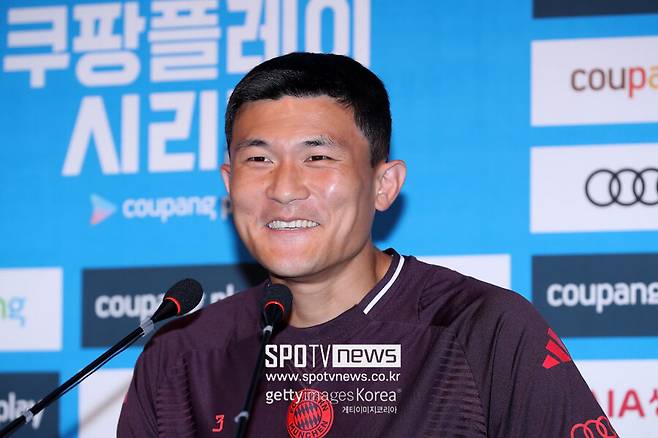 ▲ 마테우스는 "김민재가 나폴리에서 한 것처럼 플레이하는 게 불가능하다. 바이에른 뮌헨에서 보여준 플레이는 전혀 다르다"며 "나폴리에서 보여준 태클에서 강점도 이제는 가지고 있지 않다"라고 비판했다. 한 달 만에 생각을 바꿨다. 레버쿠젠을 상대로 보여준 철기둥다운 면모에 "다시 정상 궤도로 돌아왔다"고 평했다. 그 중심에 뱅상 콤파니 신임 감독의 신뢰를 들었다. 김민재도 콤파니 감독의 세심한 수비 전술을 칭찬했다.