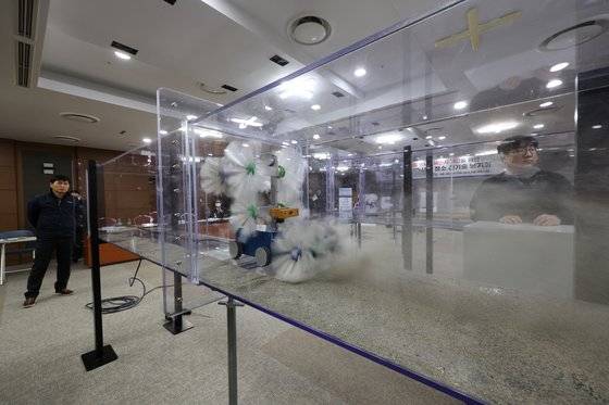 지난해 11월 서울 성동구 서울교통공사 인재개발원에서 지하철 환기를 위해 역사 내 설치된 덕트를 모형으로 제작해 일정량의 먼지를 뿌리는 등 청소로봇과 집진기를 활용한 신기술 청소 시연이 진행되고 있다. 연합뉴스