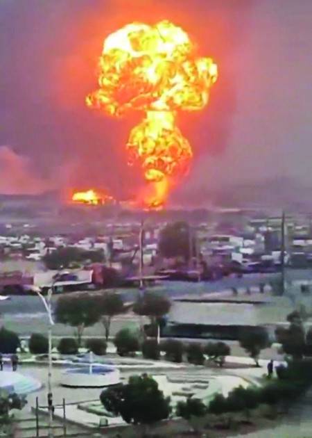 예멘 서부 항구도시 호데이다의 후티 반군 시설물이 29일(현지시간) 이스라엘 공군의 폭격을 받아 폭발하고 있다. 로이터연합뉴스