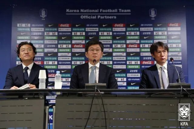 김판곤 울산 HD 감독이 협회 감독선임위원장 재임 당시 정몽규 대한축구협회장, 당시 전무였던 홍명보 대표팀 감독과 함께 기자회견장에 나란히 앉아 있다. 대한축구협회 제공