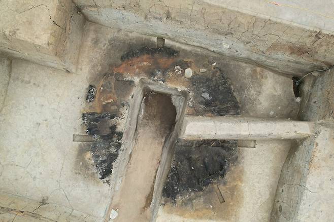 경주 월성 서남쪽 남천 기슭을 발굴 조사한 과정에서 확인된 3세기 의례 유적의 불탄 흔적. 기둥이 있던 건물을 특별한 의식을 위해 일부러 불을 질러 태운 것으로 추정하고 있다. 불탄 유적 자리에서 희생물로 바쳤다고 추정되는 수컷 개의 뼈가 출토됐다. 국립경주문화유산연구소 제공