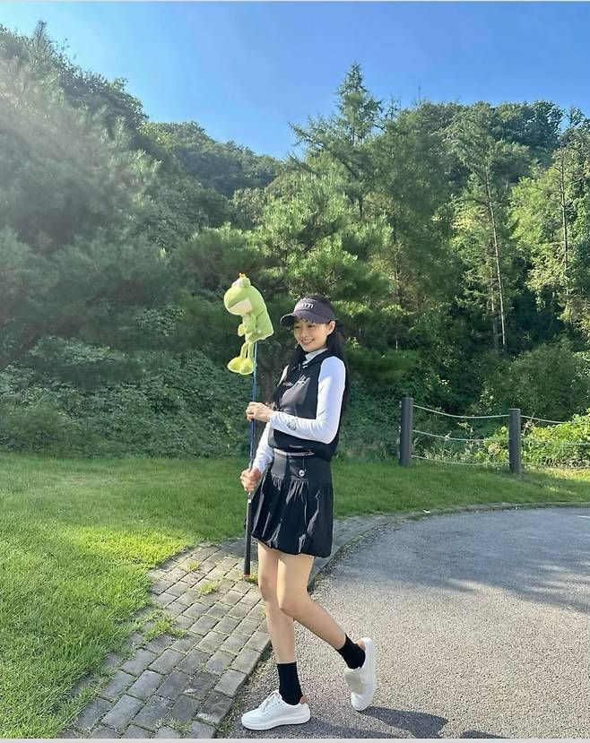 류이서는 가벼운 나일론 재질의 블랙 베스트를 착용해 활동적이면서도 세련된 스포츠웨어 스타일을 선보였다.사진=류이서 SNS