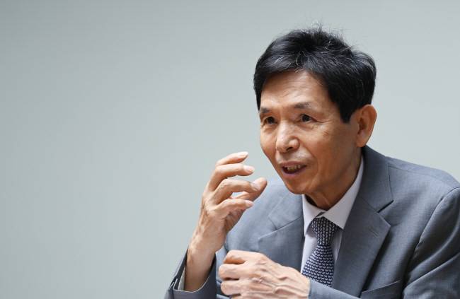 최준선 성균관대 법학전문대학원 명예교수가 지난 8월 서울 중구 새문안로 문화일보 회의실에서 이사 충실의무 대상확대 등의 상법 개정안을 비롯한 국회 과잉 입법의 문제점에 대해 설명하고 있다. 박윤슬 기자