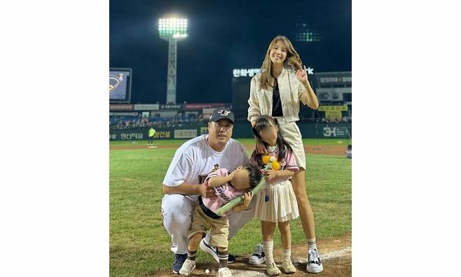 야구선수 류현진의 아내인 배지현 전 아나운서가 가족들과 함께 촬영한 사진과 영상을 인스타그램에 게재했다. /사진=배현진 인스타그램 갈무리