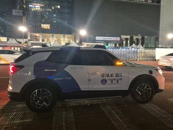 지난달 26일부터 강남 지역에서 심야 시간대 운행을 시작한 서울자율차. 자율주행 스타트업 SWM의 주행 기술과 카카오모빌리티의 플랫폼이 만난 이 서비스는 시범 운행 기간 동안 무료로 제공된다. 김민정 기자