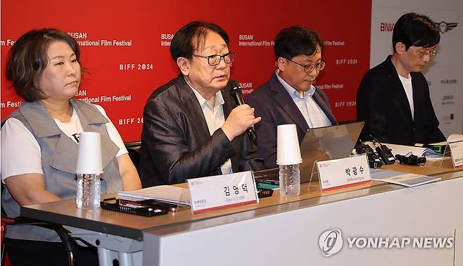 지난달 3일 부산국제영화제 기자회견에서 발언하는 박광수 이사장(왼쪽에서 두 번째) (부산=연합뉴스) 강선배 기자 = 제29회 부산국제영화제 기자회견이 지난달 3일 해운대구 부산창조경제혁신센터에서 열렸다. 2024.9.3 sbkang@yna.co.kr