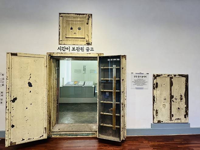 봉인된 금고 옆 창고형 금고와 보조 금고 (익산=연합뉴스) 김진방 기자 = 전북 익산시 옛 익산금융조합 건물에 남아 있는 일제강점기의 금고 세 개. 다른 두 금고와 달리 봉인된 금고는 다이얼과 손잡이가 훼손돼 있다. 2024.10.6
chinakim@yna.co.kr
(끝)