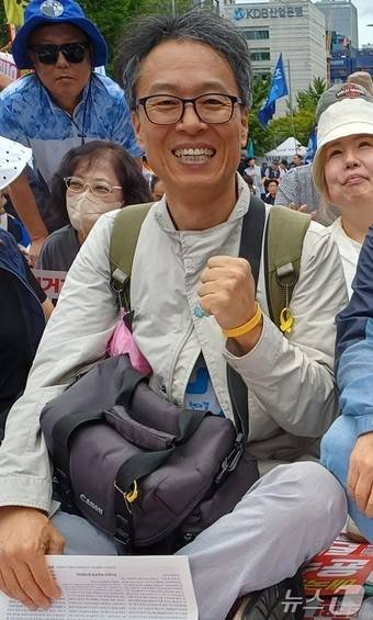 국회 앞 집회 참여한 소리꾼 겸 교사 백금렬.(페이스북 갈무리)/뉴스1
