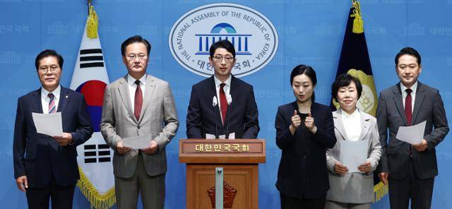국회 법제사법위원회 소속 국민의힘 의원들이 7일 국회 소통관에서 이재명 더불어민주당 대표·이화영 전 경기도 평화부지사를 정치자금법 위반 혐의로 고발하는 내용의 기자회견을 하고 있다. 뉴스1