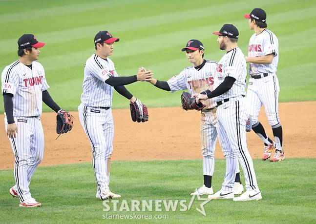 '2024 KBO 포스트시즌 준플레이오프 2차전' LG-KT전이 6일 서울 잠실야구장에서 열렸다. LG 선수들이 KT에 승리 후 마운드에 모여 기쁨을 나누고 있다.