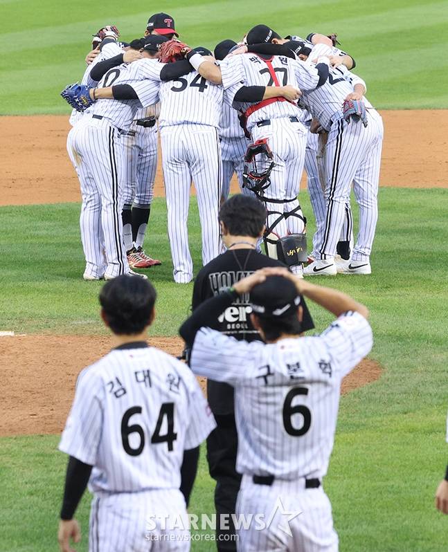 '2024 KBO 포스트시즌 준플레이오프 2차전' LG-KT전이 6일 서울 잠실야구장에서 열렸다. LG 선수들이 KT에 승리 후 마운드에 모여 기쁨을 나누고 있다.