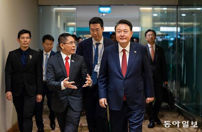 싱가포르를 국빈 방문한 윤석열 대통령이 7일(현지시각) 오후 창이국제공항에 도착해 싱가포르 명예수행장관인 모하마드 ‘말리키’ 빈 오스만 총리실 장관 겸 교육, 외교부 제2장관과 나오고 있다. 2024.10.7.
송은석 기자 silverstone@donga.com