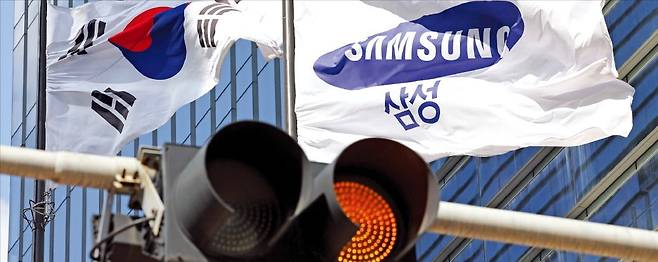 < 위기의 삼성 > 삼성전자가 3분기 영업이익 잠정치를 8일 발표했다. 시장 예상치를 크게 밑도는 성적표에 ‘삼성 위기론’이 확산하자 이날 전영현 반도체부문(DS) 부회장이 사과문을 발표하는 등 진화에 나섰다. 사진은 삼성전자 서초 사옥. 최혁 기자