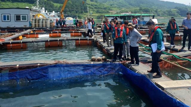 송명달 해양수산부 차관이 8월 8일 전남 여수시 조피볼락 해상가두리 양식장에서 고수온 적조 대응 현장점검을 하고 있다. 해양수산부
