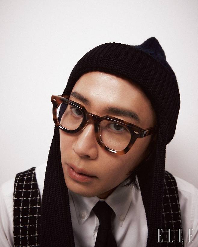 체크 패턴의 트위드 슬리브리스는 Versace. 타이와 비니는 모두 스타일리스트 소장품.