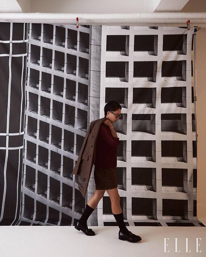 더블 재킷과 울 쇼츠, 버건디 셔츠, 버건디 베스트는 모두 Ferragamo. 블랙 로퍼는 스타일리스트 소장품.