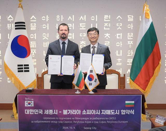 9일 세종시청에서 열린 세종시-불가리아 소피아시 자매도시 협약식에서 최민호 시장을 대신해 참석한 김하균(오른쪽) 세종시 행정부시장과 이반 고이체프 소피아시 디지털 혁신 경제 발전 부시장이 기념 촬영하고 있다. 세종시 제공