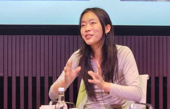 '현대 커미션: 이미래: 열린 상처' 개막을 앞두고 현지 기자들과 만난 이미래. 런던=연합뉴스