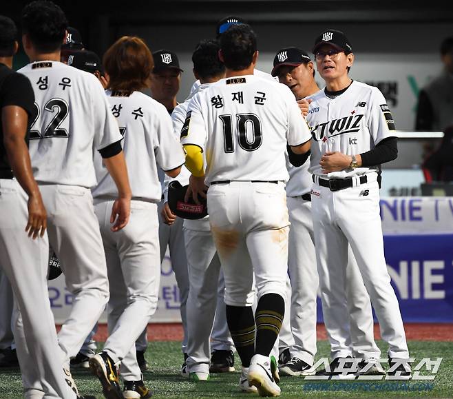 9일 수원KT위즈파크에서 열린 준플레이오프 4차전 KT 위즈와 LG 트윈스의 경기. 11회말 2사 만루 KT 심우준 끝내기 안타로 승리한 이강철 감독이 기뻐하고 있다. 수원=박재만 기자 pjm@sportschosun.com/2024.10.09/