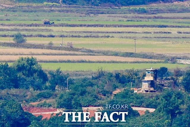 북한군 초소 뒤로 북한 주민들이 이동하고 있는 것을 확인할 수 있다.
