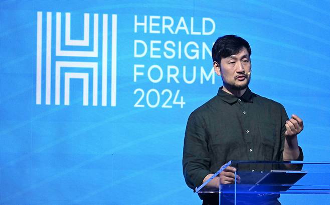 황정록 시니어 페이셜 아티스트가 지난 8일 오후 서울 반포 세빛섬에서 열린 ‘헤럴드디자인포럼 2024’에서 강연을 하고 있다. 이상섭 기자
