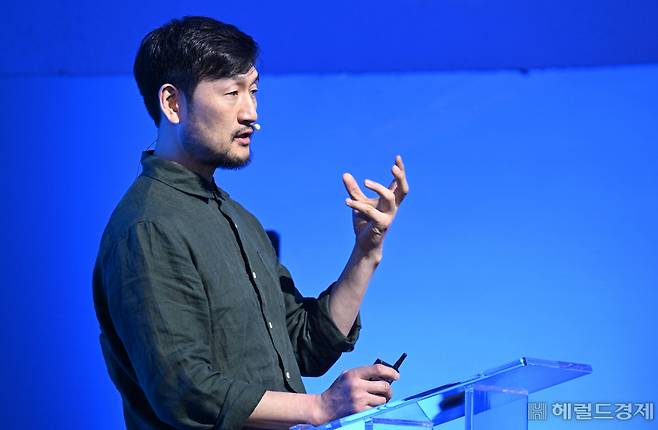 황정록 시니어 페이셜 아티스트가 지난 8일 오후 서울 반포 세빛섬에서 열린 ‘헤럴드디자인포럼 2024’에서 강연을 하고 있다. 이상섭 기자