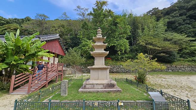 웅진전 앞 삼층석탑