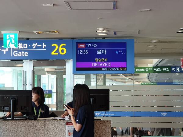 9월8일 인천에서 로마로 향하는 TW405편은 항공기 정비로 탑승이 약 30분 지연됐다. 하지만 실제 로마 현지 도착 시각은 예정된 스케줄과 일치했다. 항공 스케줄은 예상 비행시간의 최대치로 고지하고 있어서다. 당일 기상, 경로 등에 따라 실제 비행시간은 달라질 수 있다. 이날 TW405편의 예정 비행시간은 (최대) 13시간40분이었으나 실제 비행시간은 12시간40분으로 변경됐다 / 손고은 기자