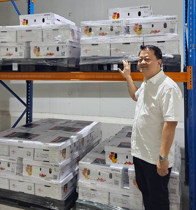 데이비슨 고 CEO가 후아산에서 수입해 필리핀 현지 마트에 납품 중인 파프리카를 보여주고 있다. /박지영 기자