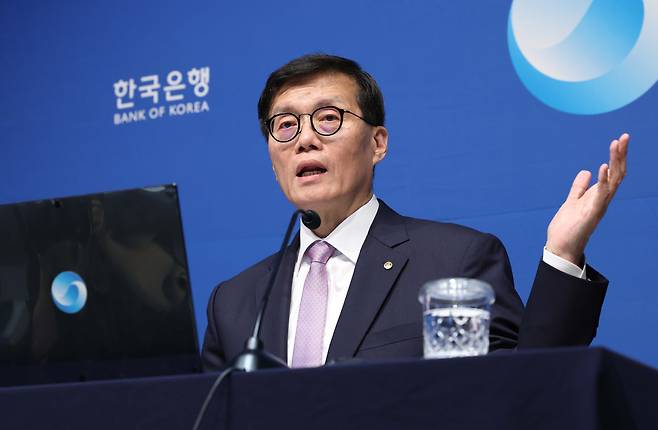 이창용 한국은행 총재가 11일 서울 중구 한국은행에서 열린 금융통화위원회 기준금리 결정에 관한 기자간담회에서 발언하고 있다. /연합뉴스