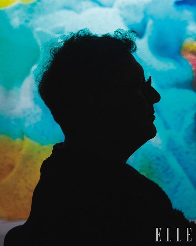 레픽 아나돌은 현실에서 수집한 데이터를 토대로 현실 너머의 세계를 볼 수 있다고 말한다.