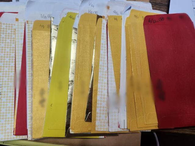 박소연씨가 이미운에게 받은 현금봉투에 날짜를 적어놓았다. 이서현 기자