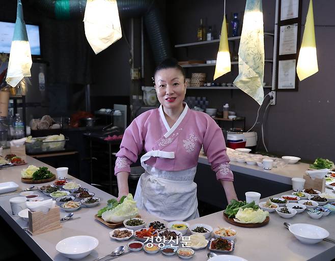 넷플릭스의 요리 서바이벌 ‘흑백요리사’에 ‘이모카세 1호’로 출연한 김미령 셰프가 지난 1일 서울 도봉구 창동 ‘즐거운 술상’에서 영업 시작 전 포즈를 취하고 있다. / 서성일 선임기자