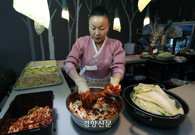 ‘즐거운 술상’ 영업 시작 세 시간 전 겉절이를 만들고 있는 김미령 셰프. /서성일 선임기자