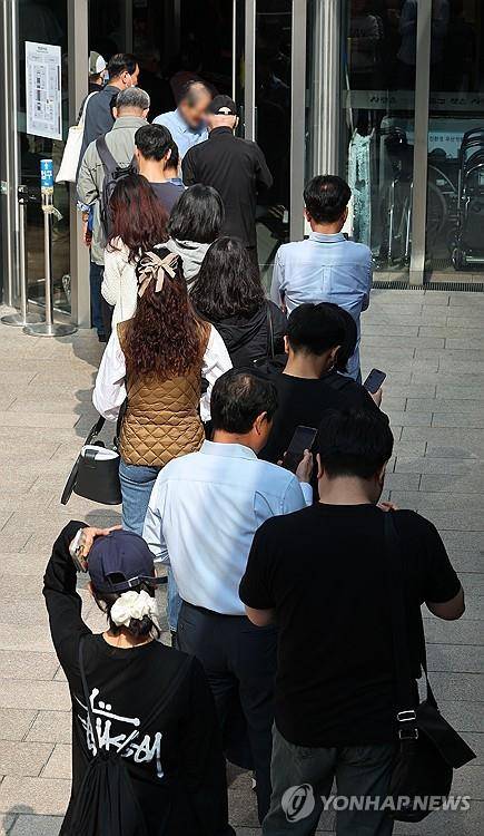 한강의 책을 사러 기다리는 사람들 (서울=연합뉴스) 한종찬 기자 = 11일 오전 서울 종로구 교보문고 광화문점에서 시민들이 노벨 문학상을 수상한 소설가 한강의 책을 줄서서 구매하고 있다. 2024.10.11