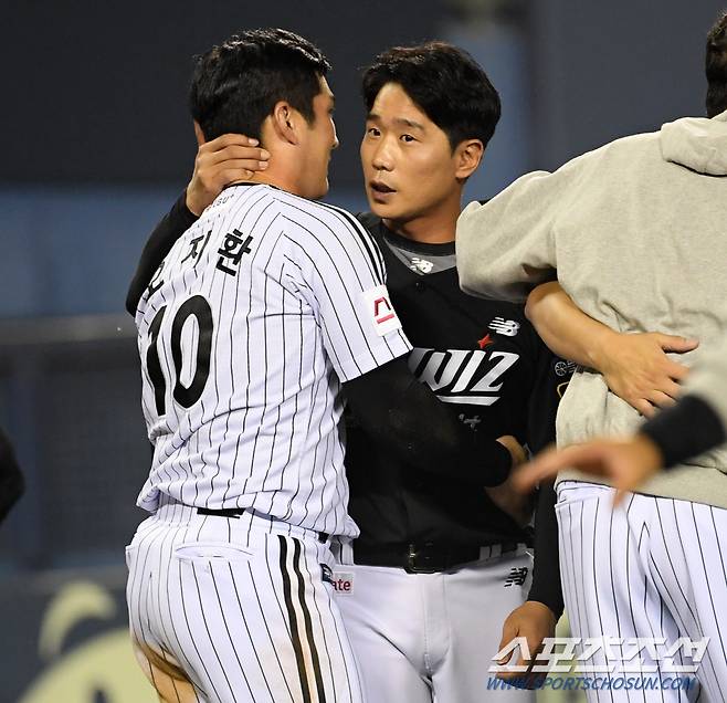 KT 심우준과 LG 오지환이 준플레이오프 5차전이 끝난 뒤 뜨거운 포옹을 나누고 있다