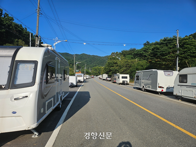 충북 청주시 상당구 명암동 청주랜드우암어린이회관에서 상당산성 옛길 입구까지 이어지는 왕복 2차선 도로변 공영 주차장에 지난달 18일 오후 캠핑카와 캠핑 트레일러 수십여대가 자리를 차지하고 있다. 이삭 기자.