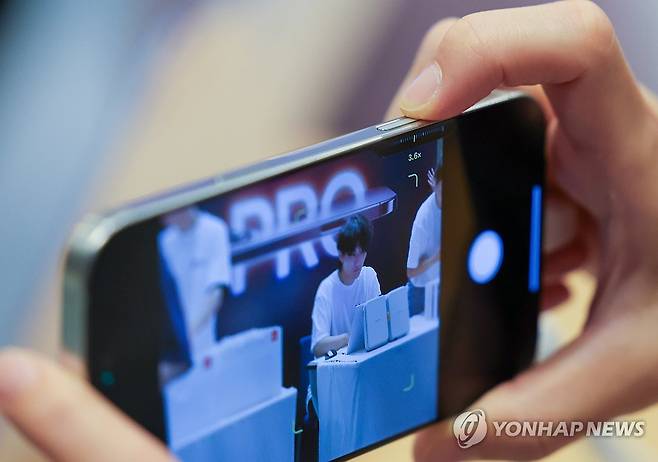 '카메라 조작을 더 쉽게' (서울=연합뉴스) 김도훈 기자 = 애플 아이폰 16 시리즈 및 애플 워치 국내 공식 출시일인 20일 오전 KT의 출시 행사가 열린 서울 강남구 안다즈 서울 강남호텔에서 관계자가 카메라 컨트롤 버튼을 시연하고 있다. 2024.9.20 superdoo82@yna.co.kr