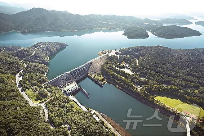 대청댐 건설로 만들어진 국내 최장의 인공호인 대청호는 시민들이 사랑하는 대전의 대표 관광자원이 되었다.(사진은 대청댐의 오늘날 모습)(한국수자원공사 제공)/뉴스1