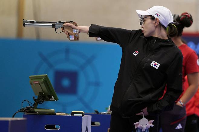 지난 7월 28일(현지시각) 2024 파리 올림픽에서 김예지 선수가 사격 자세를 취한 모습. /로이터 뉴스1
