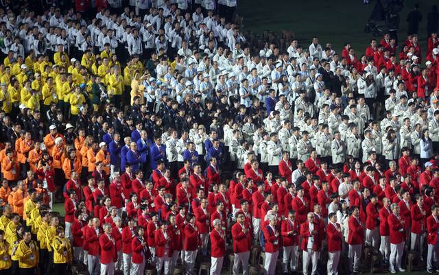 ▲ 11일 오후 경남 김해시 김해종합운동장에서 열린 '제105회 전국체육대회' 개회식에서 참석자들이 국기에 경례하고 있다. 이번 전국체전은 '경남과 함께 다시 뛰는 대한민국'이라는 구호 아래 열리며, 전국 17개 시도 선수단 2만9천641명이 출전한다. 연합뉴스