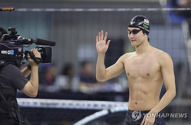 경기 앞둔 황선우 (창원=연합뉴스) 김동민 기자 = 14일 오후 경남 창원시 성산구 창원실내수영장에서 열린 제105회 전국체육대회(전국체전) 남자 수영 자유형 200m 결승에서 황선우(강원)가 경기 시작 전 방송카메라를 향해 손 인사하고 있다. 2024.10.14 image@yna.co.kr