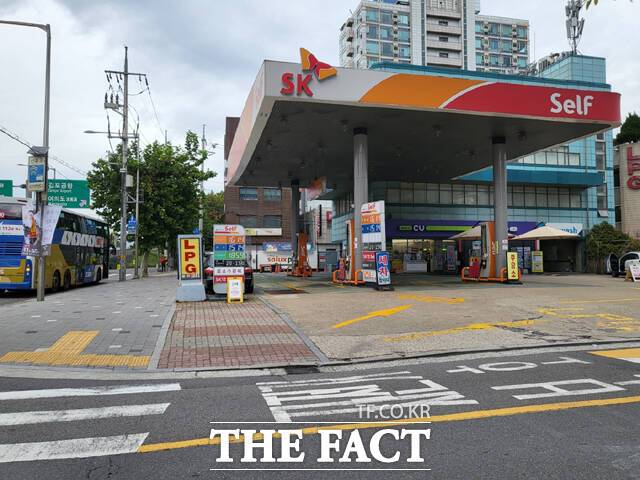 서울의 한 주유소가 14일 편의점, 세차장 등의 영업을 병행하고 있다. /오승혁 기자