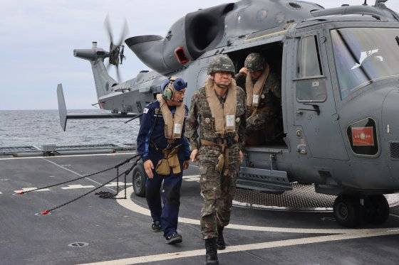 김명수 합동참모의장이 14일 군사대비태세를 점검하기 위해 서해 해상경비 임무를 수행 중인 천안함을 방문하고 있다. 합동참모본부