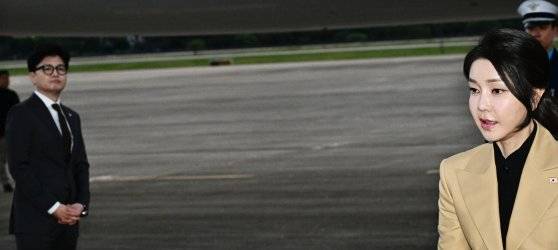 김건희 여사가 9월 22일 2박4일 간의 체코 순방을 마치고 성남 서울공항으로 입국하고 있다. 왼쪽은 한동훈 국민의힘 대표. 대통령실사진기자단